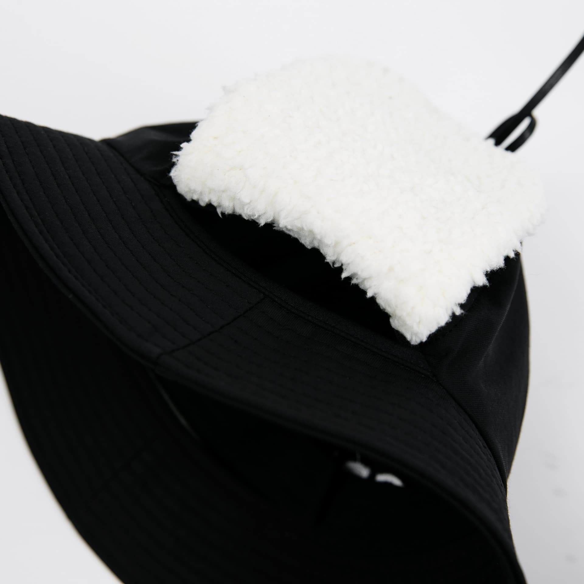 【Unisex】Creve9 イヤーマフ付きバケットハット
