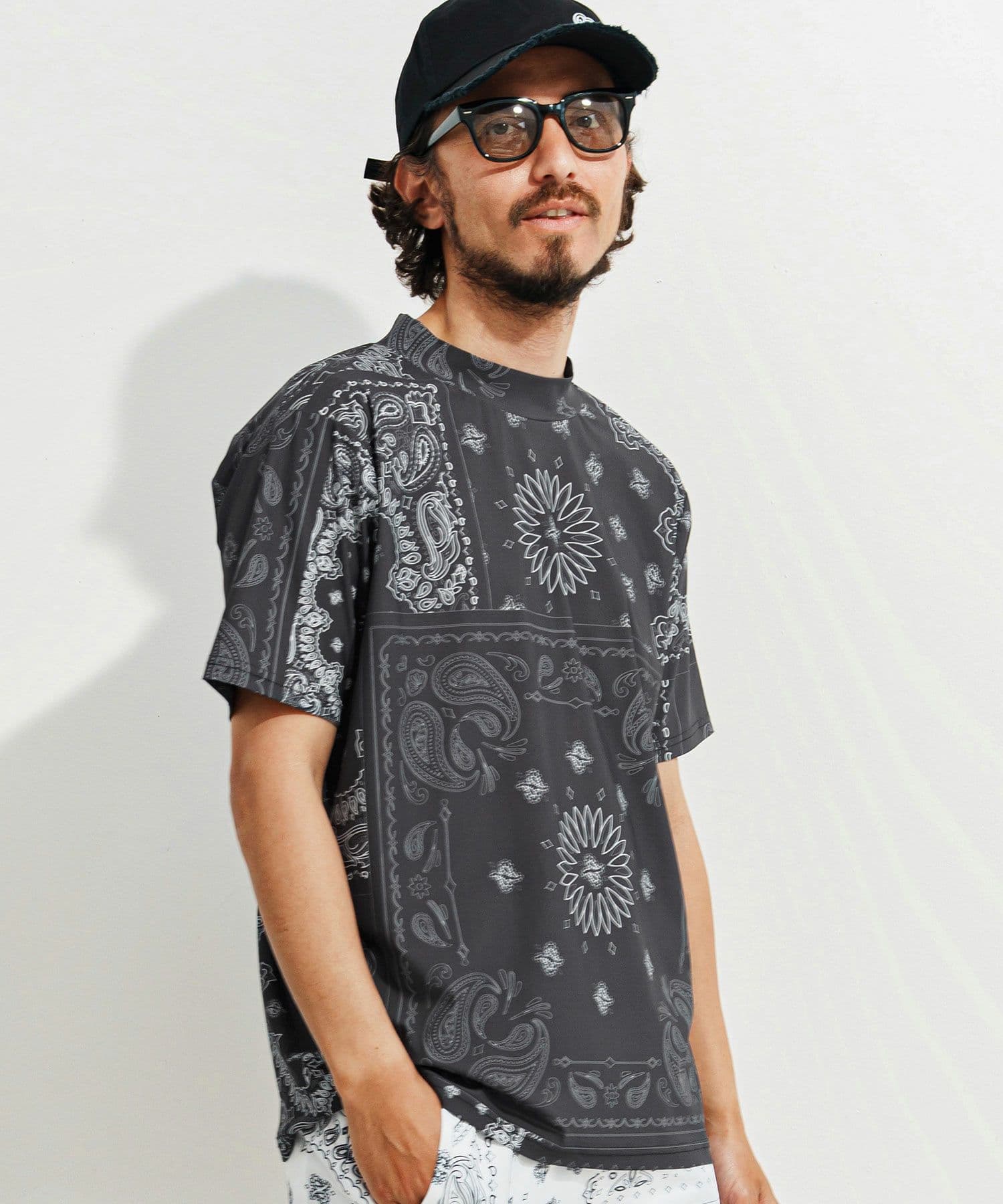 【Men's】ペイズリー柄半袖モックネック